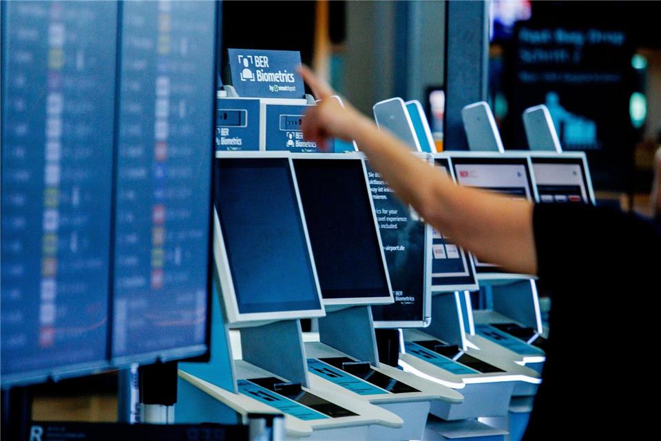 Nach einem Cyberangriff gab es am Berliner Flughafen längere Wartezeiten.Carsten Koall/dpa
