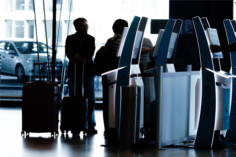 Cyberangriff: Weiter Wartezeiten am Berliner Flughafen Nach einem Cyberangriff sollten Passagiere in Berlin am Flughafen eigenständig einchecken. Carsten Koall/dpa