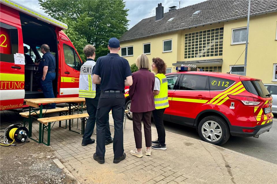 Nach einem Deckeneinsturz in Kettwig mussten fünf Wohnhäuser geräumt werden.-/Feuerwehr Heiligenhaus/dpa