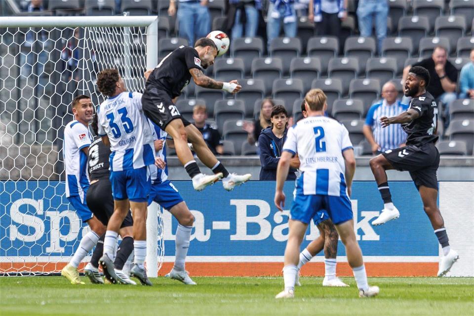 Nach einem Eckball fällt der 1:1-Ausgleich für Magdeburg. Andreas Gora/dpa
