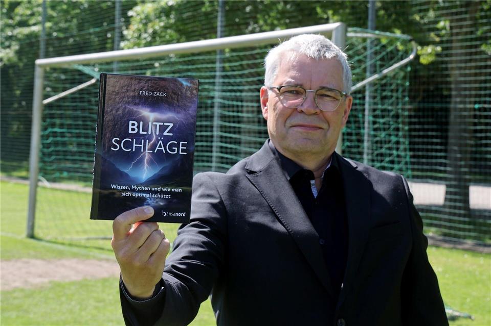 Weder Buchen noch Eichen - Was tun, wenn es blitzt? Nach einem Fachbuch schrieb der Rechtsmediziner Fred Zack nun ein Sachbuch für die Allgemeinheit. Bernd W�stneck/dpa
