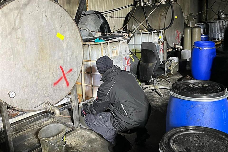 Nach einem Feuer fanden die Ermittler Chemikalien, die auf ein Drogenlabor hinweisen. -/Polizei Hagen/dpa