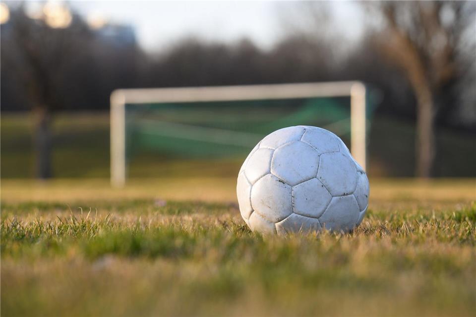 Nach einem Foul geriet die Situation auf dem Fußballplatz in Rosenheim aus dem Ruder. (Symbolbild)Tobias Hase/dpa