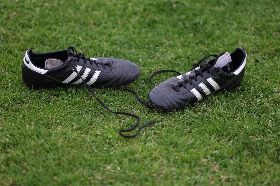 Fußballspiel mündet in Schlägerei Nach einem Fußballspiel im Kreis Regensburg kam es zwischen einigen Spielern zu einer Auseinandersetzung. (Symbolbild)Friso Gentsch/dpa