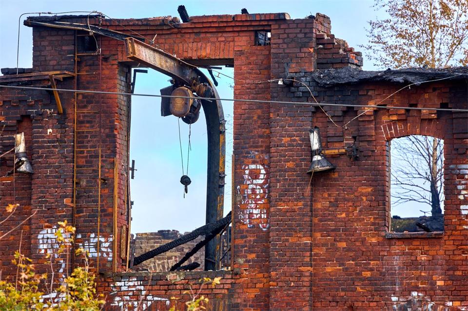 Nach einem Großbrand am Wochenende musste die Feuerwehr wiederholt erneut zur historischen Malzfabrik in Wismar ausrücken. (Archivbild)Jens Büttner/dpa