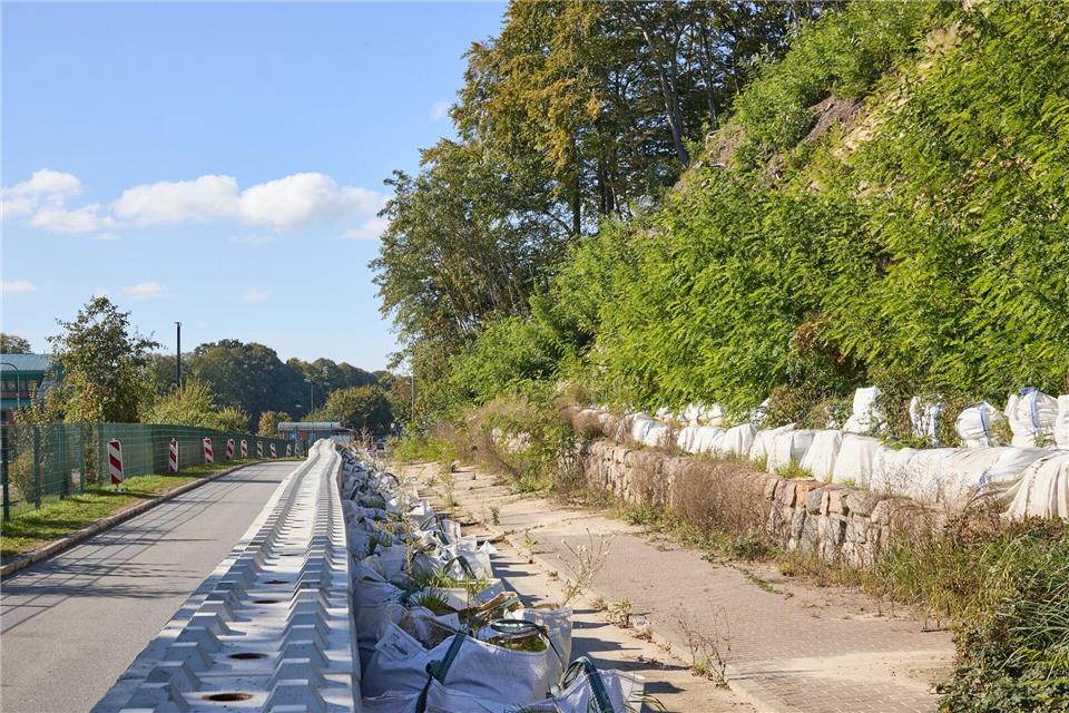 Nach einem Hangrutsch sind dort Arbeiten gestartet.Georg Wendt/dpa