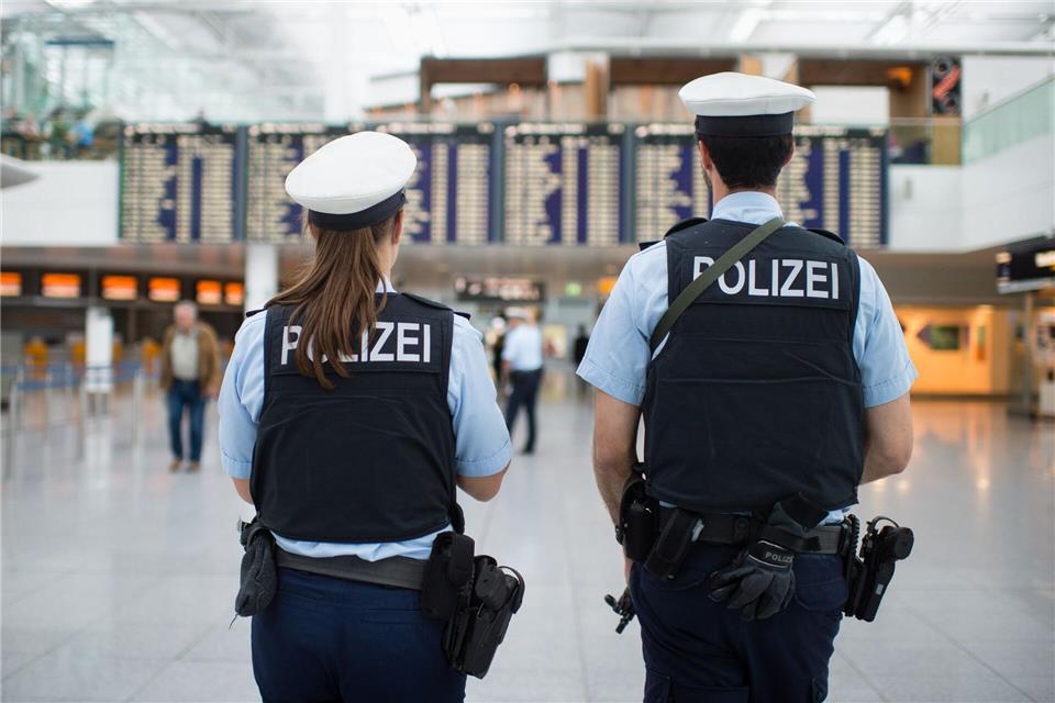 Nach einem Hinweis aus der Schweiz hat die Bundespolizei am Münchner Flughafen bei der Einreise einen wegen Millionenbetrugs international gesuchten Passagier festgenommen. (Symbolbild)picture alliance / dpa