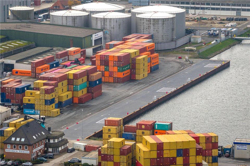 Mehr Platz für große Schiffe – Industriehafen modernisiert  Nach einem Jahr Bauzeit ist die neue Kaje fertig.Sina Schuldt/dpa