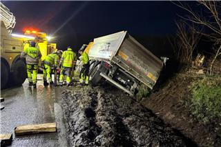 Nach einem Lkw-Unfall auf der B67 ist die Straße wegen Bergungsarbeiten aktuell gesperrt. Der Laster hatte Kies geladen.