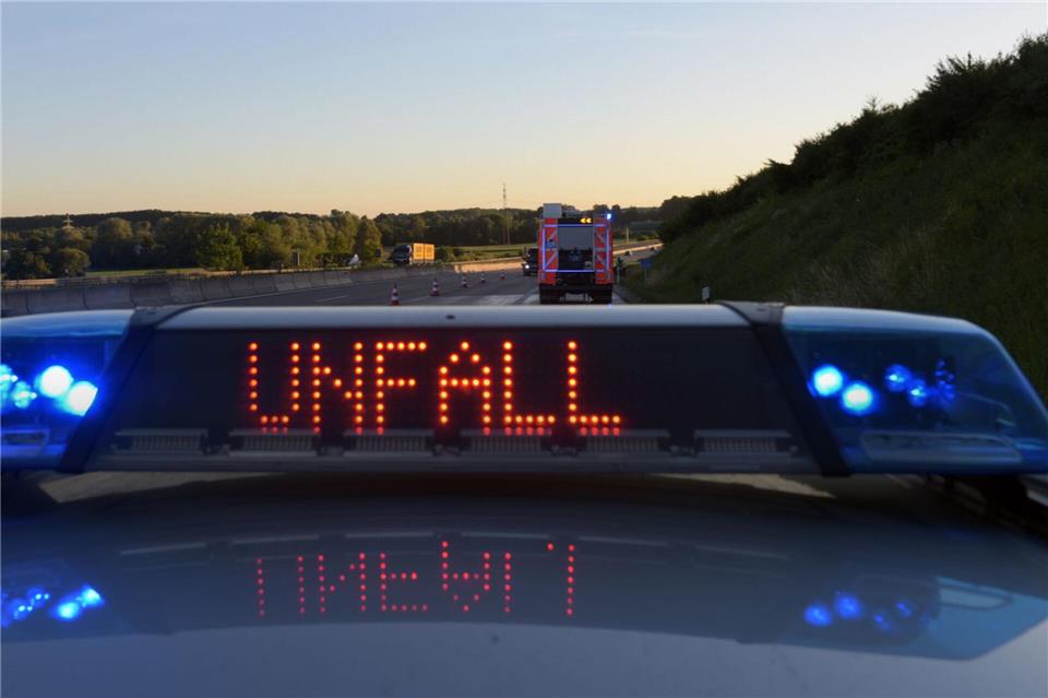 Nach einem Lkw-Unfall bei Görlitz bleibt die A4 in Richtung Dresden vorerst gesperrt. (Symbolbild)Stefan Puchner/dpa