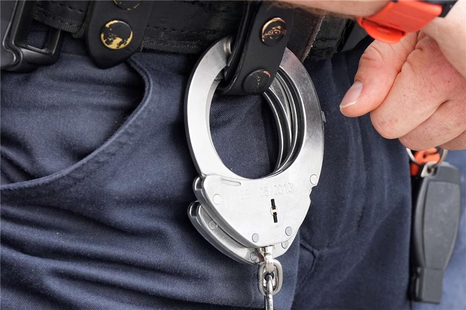 Nach einem Messerangriff in Hamburg hat die Polizei zwei Verdächtige festgenommen. Gegen beide wird nun wegen versuchten Mordes ermittelt. (Archivbild)Soeren Stache/dpa