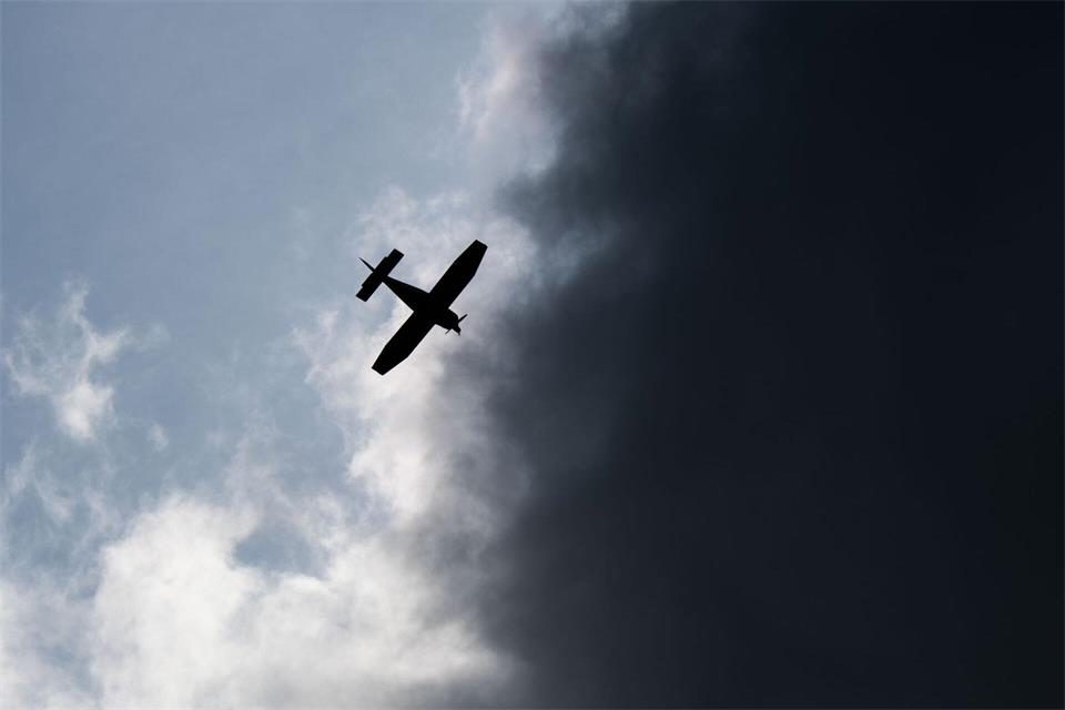 Nach einem Motorausfall landete ein Pilot sein Kleinflugzeug in einem Maisfeld bei Betzenstein. (Symbolbild)Julian Stratenschulte/dpa