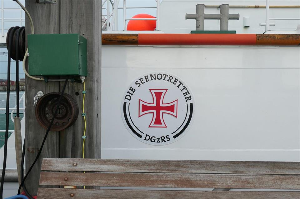 Nach einem Motorschaden ist eine Yacht in der Nordsee auf eine Sandbank getrieben worden, die Seenotretter rückten aus. (Symbolfoto) Helge Toben/dpa