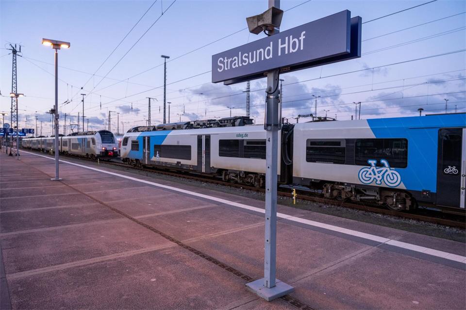 Nach einem Oberleitungsschaden fahren im Hauptbahnhof Stralsund keine Züge mehr. (Symbolfoto) Stefan Sauer/dpa