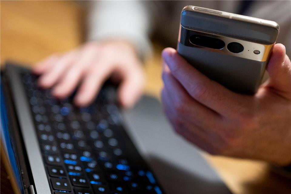 Nach einem Online-Betrugsfall in Schwaben mahnt die Polizei zur Skepsis. (Symbolbild)Monika Skolimowska/dpa