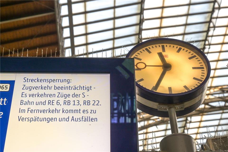 Nach einem Polizeieinsatz an der Strecke ist die Sperrung am Leipziger Hauptbahnhof zwar aufgehoben – dennoch kommt es weiter zu teils starken Verspätungen und Einschränkungen im ZugverkehrHeiko Rebsch/dpa