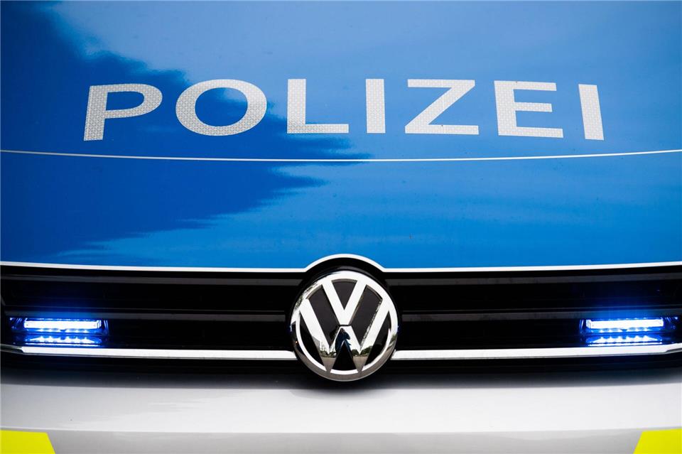 Nach einem Raubüberfall auf ein Juweliergeschäft in Würzburg sind die Täter flüchtig. (Archiv-Symbolbild)Lino Mirgeler/dpa