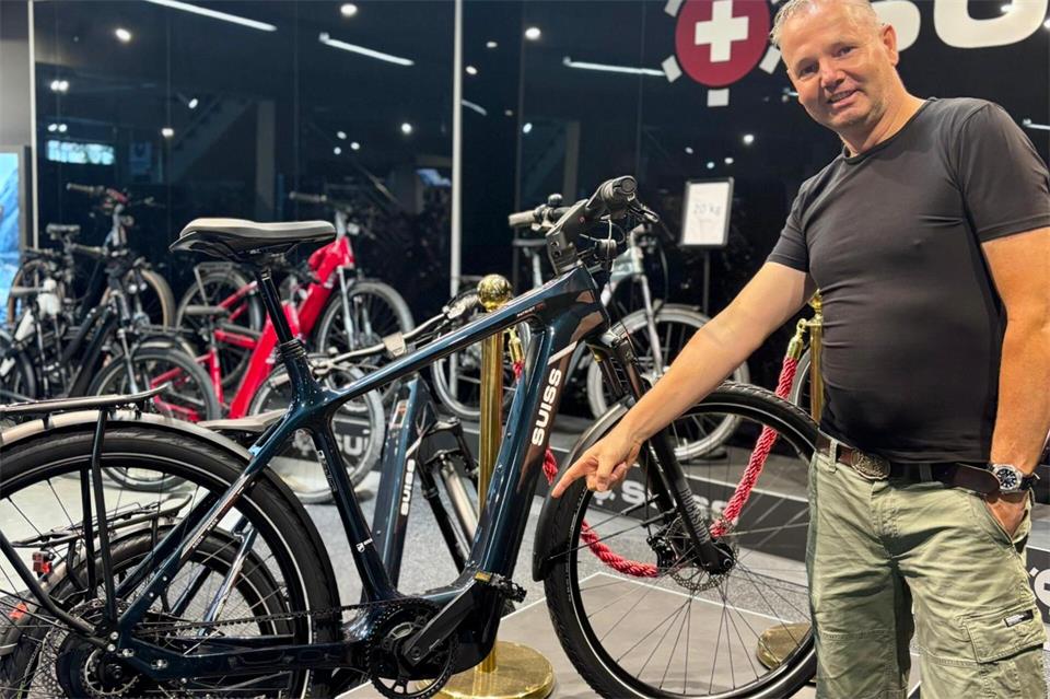 Nach einem Rückgang in den Jahren nach dem E-Bike-Boom während der Corona-Pandemie verzeichnen Fahrradhändler wie Markus Bergmann wieder deutlich bessere Verkaufszahlen.