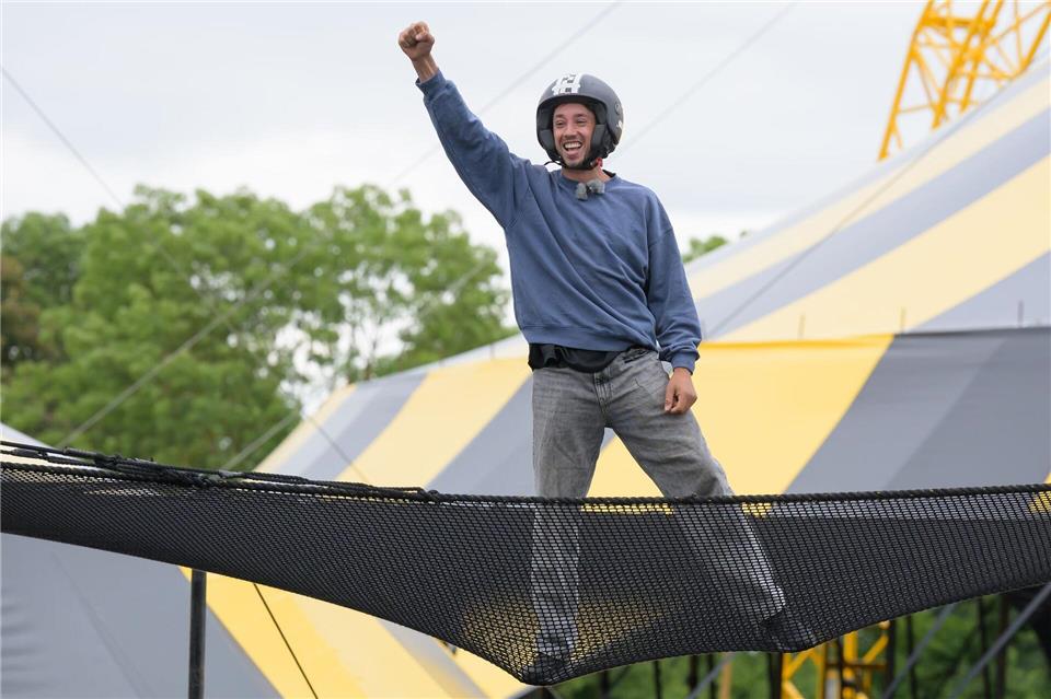 Nach einem Salto landete Casselly auf einem Trampolin. Swen Pförtner/dpa