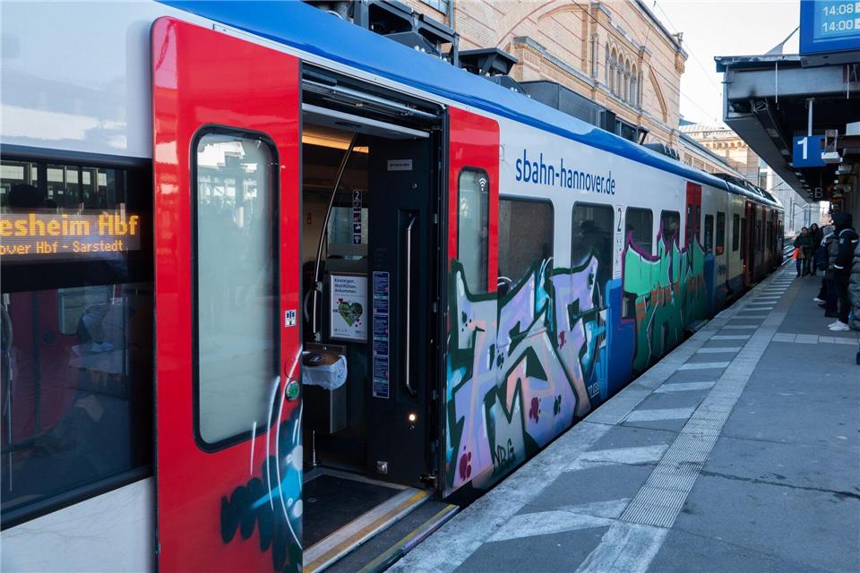 Nach einem Schaden an einer Bahnstrecke gibt es bei der S-Bahn Hannover viele Störungen. (Symbolbild)Marco Rauch/dpa