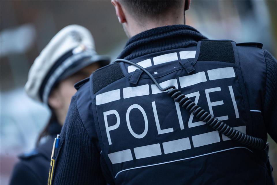 Nach einem Schuss auf ein abgestelltes Auto haben Spezialkräfte in Köln eine Wohnung durchsucht. (Symbolbild)Marijan Murat/dpa
