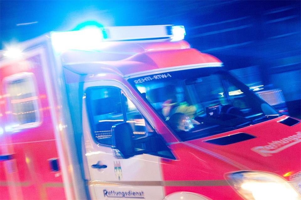 Nach einem Schwelbrand ist in Solingen ein Mann tot in seiner Wohnung aufgefunden worden. (Symbolbild)Marcel Kusch/dpa