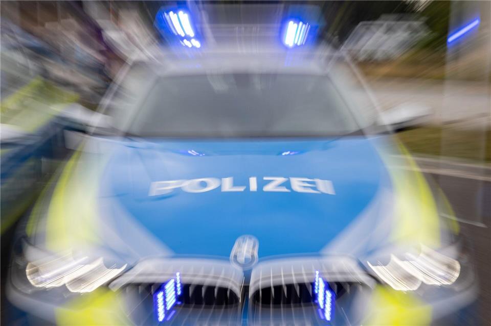 Nach einem Streit hat ein 34-Jähriger frontal einen Streifenwagen gerammt. (Symbolbild)Daniel Karmann/dpa