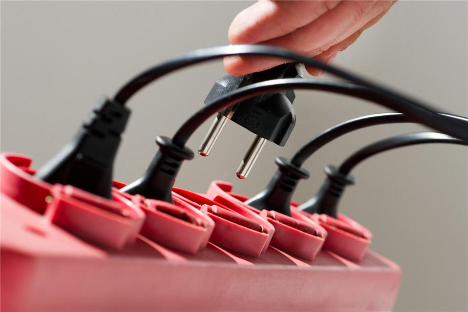 Nach einem Stromausfall steigt die Brandgefahr, wenn elektrische Geräte unbeaufsichtigt wieder anlaufen: Herd, Bügeleisen und Heizlüfter sollten ausgeschaltet oder vom Netz getrennt werden.Franziska Gabbert/dpa-tmn