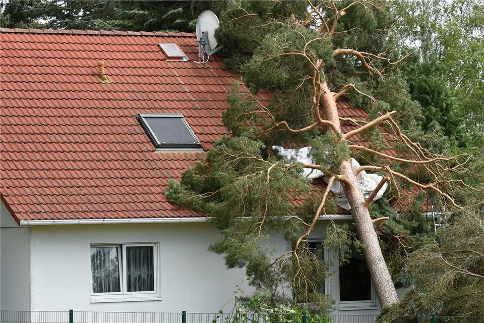 Nach einem Sturm sollte ein stark beschädigtes Wohngebäude erst nach Freigabe durch Fachleute wieder betreten werdenHendrik Schmidt/dpa/dpa-tmn