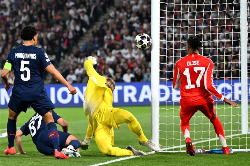 Nach einem Supersolo von Bayerns Michael Olise (r) landet der Ball am Pfosten.Federico Gambarini/dpa