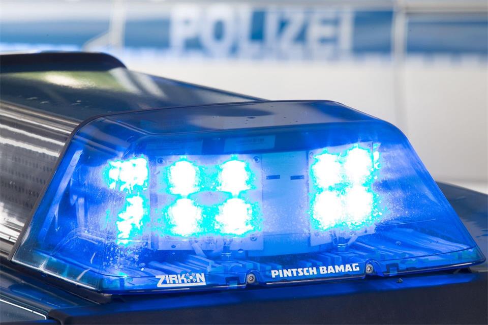 Nach einem Tankstellenraub sucht die Polizei den Täter. (Symbolbild)Friso Gentsch/dpa