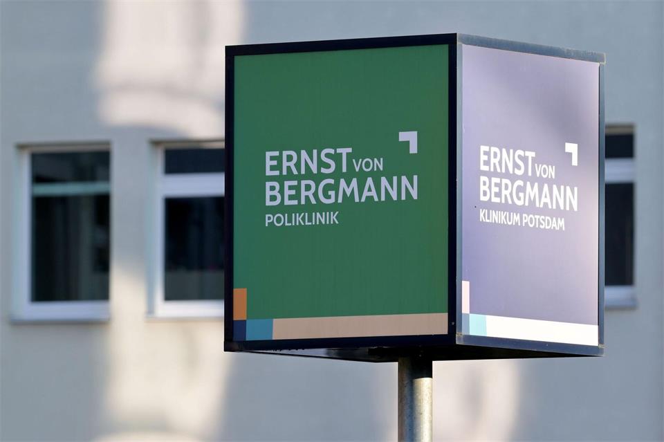 Nach einem Todesfall am Klinikum Ernst von Bergmann liegt nach Angaben des Gesundheitsministeriums ein Gutachten vor. (Archivbild)Michael Bahlo/dpa