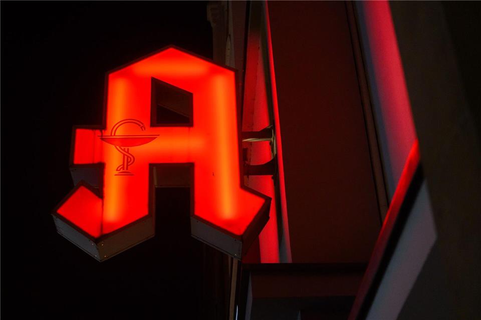 Nach einem Überfall auf eine Apotheke in Mühlhausen sucht die Polizei Zeugen. (Symbolbild)Julian Stratenschulte/dpa