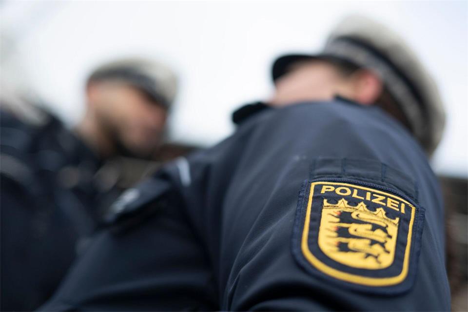 Nach einem Unfall auf der b10 bei Deizisau griff ein Angehöriger einen Beteiligten an. (Symbolbild)Marijan Murat/dpa