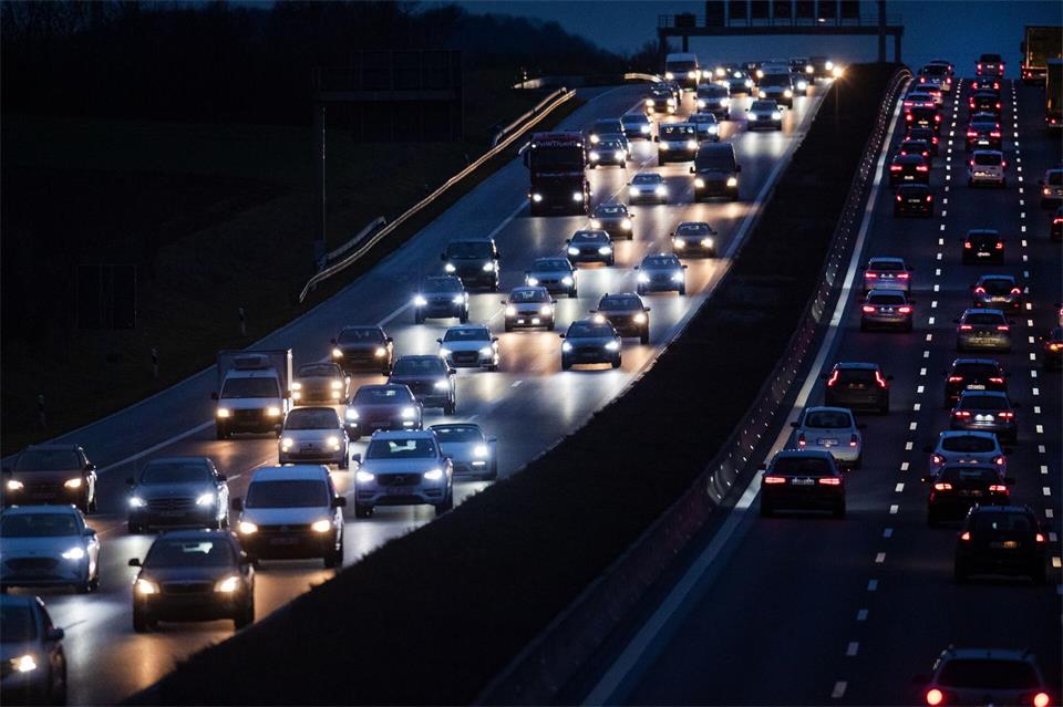 Nach einem Unfall gibt es Einschränkungen auf der A81. (Symbolbild)Tom Weller/dpa