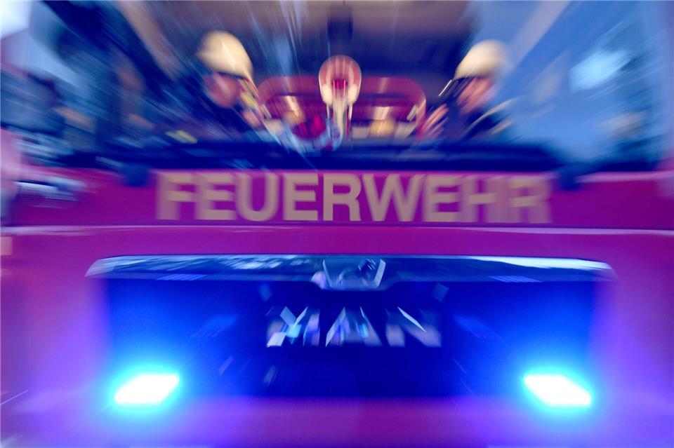 Nach einem Unfall im Chemieunterricht musste die Feuerwehr anrücken. (Symbolbild)Carsten Rehder/dpa