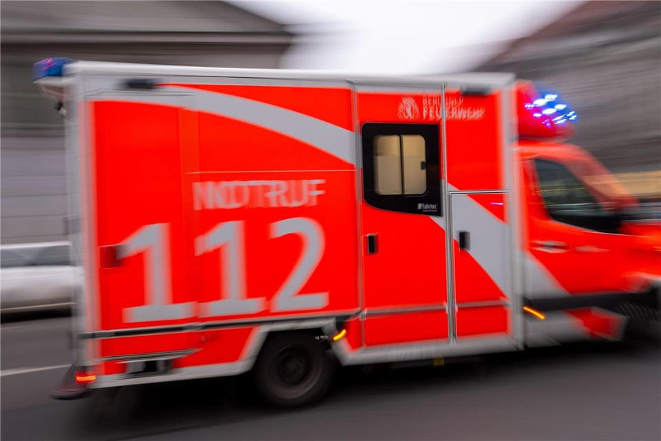 Nach einem Unfall in Barmstedt im Kreis Pinneberg ist ein schwer verletzter Mann ins Krankenhaus gebracht worden. (Symbolbild)Monika Skolimowska/dpa