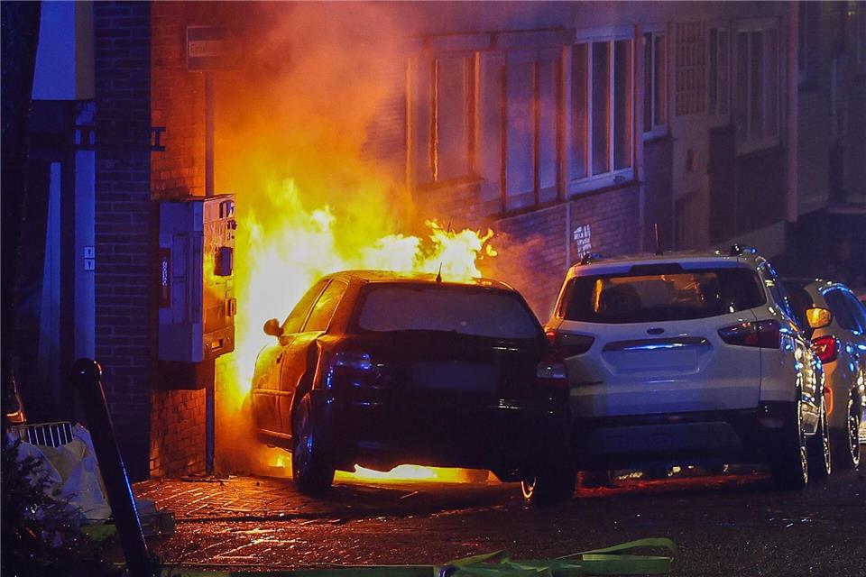 Nach einem Unfall in Wuppertal fangen ein Auto und ein Stromkasten Feuer. Matthi Rosenkranz/BlaulichtRheinlandNRW /dpa
