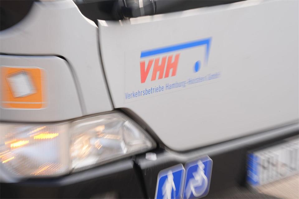 Nach einem Unfall in den frühen Morgenstunden wurde der Busfahrer ins Krankenhaus gebracht. (Symbolbild)Marcus Brandt/dpa