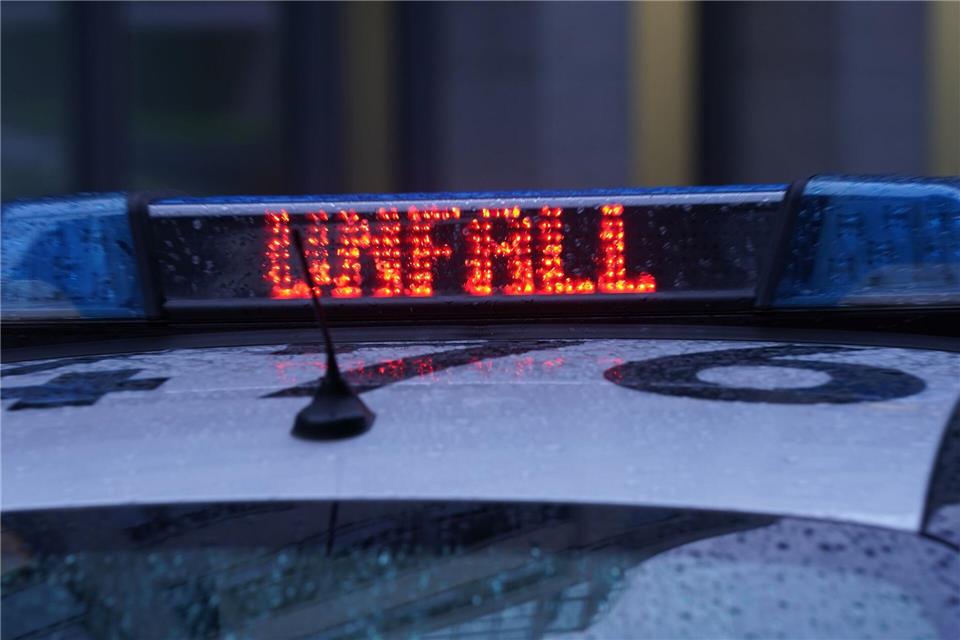 Nach einem Unfall mit anschließender Vollsperrung bildet sich auf der A7 ein Stau. (Symbolbild)Marcus Brandt/dpa