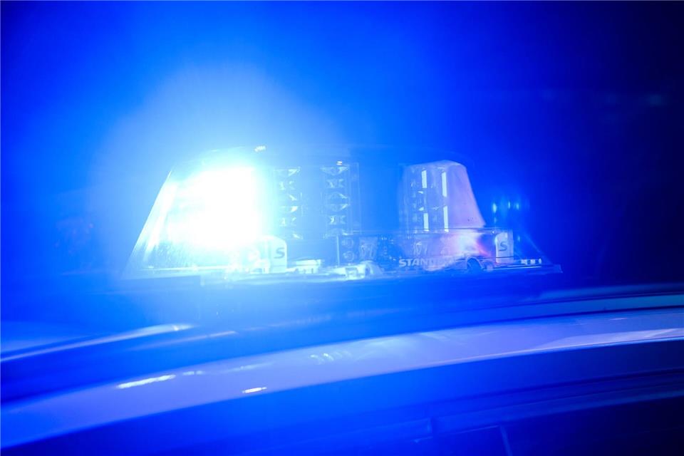 Nach einem Unfall mit einem parkenden Auto konnten die Beamten die Jugendlichen schließlich stoppen. (Symbolbild)Julian Stratenschulte/dpa