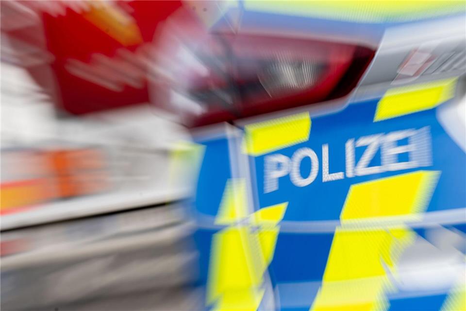 Nach einem Unfall versteckt sich ein Autofahrer vor der Polizei. (Symbolbild)Hendrik Schmidt/dpa