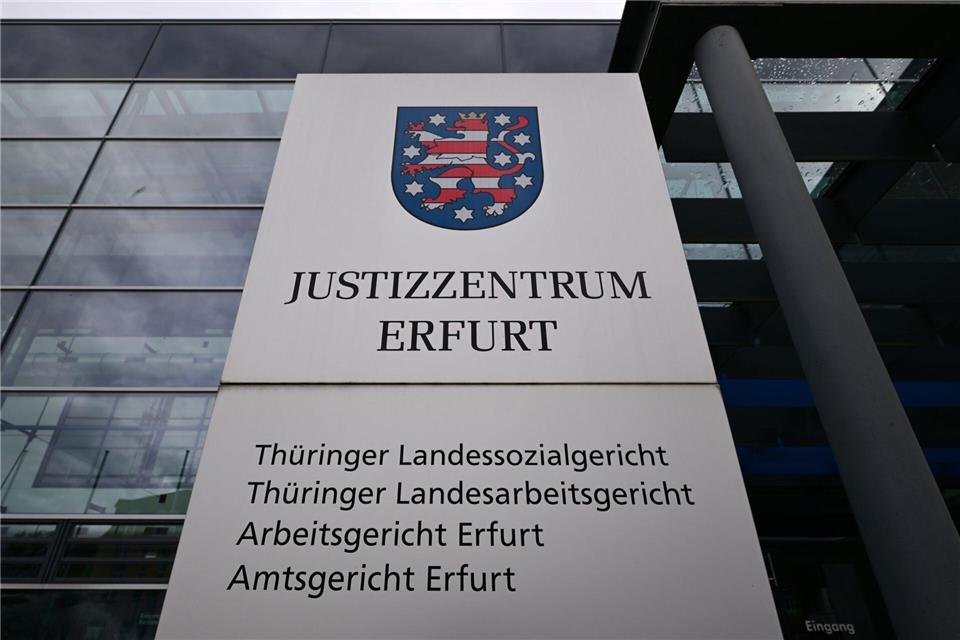 Nach einem Urteil des Arbeitsgerichts Erfurt muss der Freistaat über die Bewerbung eines AfD-Mitglieds um eine Behördenstelle neu entscheiden. (Symbolbild)Martin Schutt/dpa