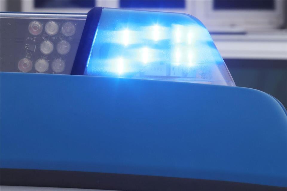 Nach einem Zusammenstoß auf der A71 bei Arnstadt sind zwei Autos stark beschädigt zum Stehen gekommen – beide Fahrer wurden leicht verletzt. (Symbolbild)Bodo Schackow/dpa