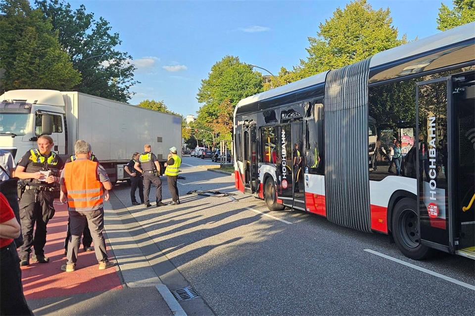 Nach einem Zusammenstoß mit einem Lastwagen weist ein HVV-Bus mehrere beschädigte Scheiben auf. Karsten Kortenhorn/dpa