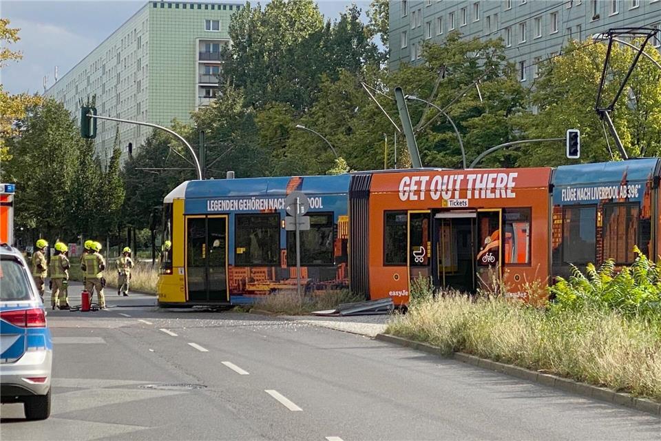 Nach einem Zusammenstoß mit einem Reisebus entgleist eine Tram.Torsten Holtz/dpa