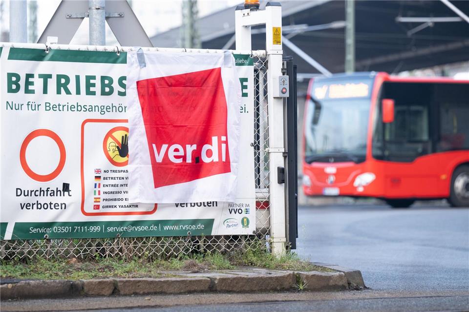 Nach einem dreitägigen Warnstreik im Regionalverkehr sollen die Busse ab dem frühen Samstagmorgen wieder rollen. Sebastian Kahnert/dpa