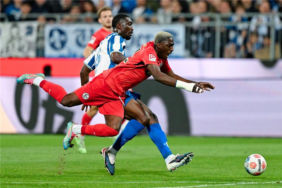 Nach einem harten Check als letzter Mann musste Patric Pfeiffer vorzeitig vom Feld. Uwe Anspach/dpa