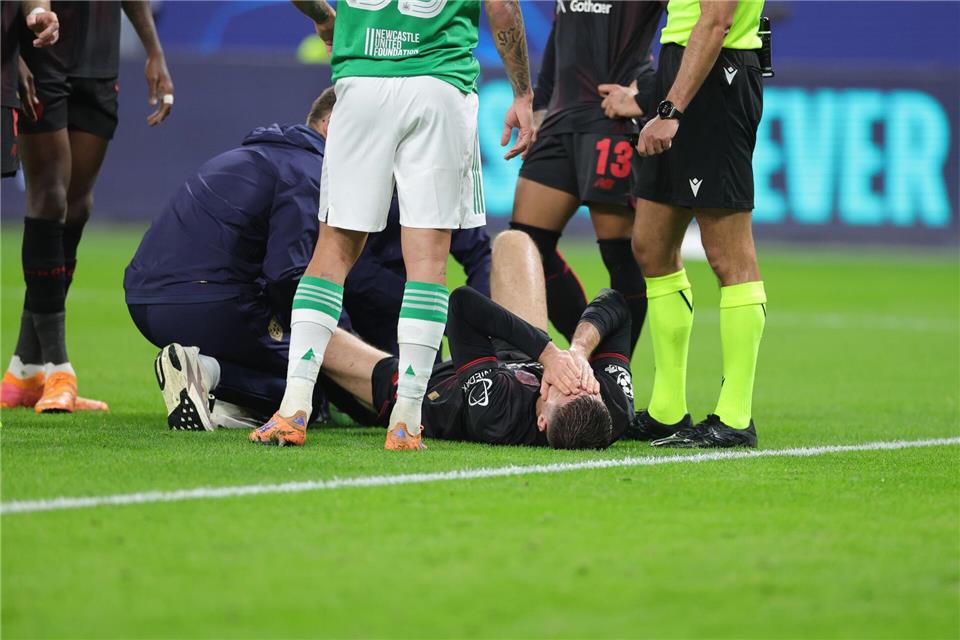 Nach einem harten Foul ist der Einsatz von Leverkusens Patrik Schick gegen Köln noch offen. Rolf Vennenbernd/dpa