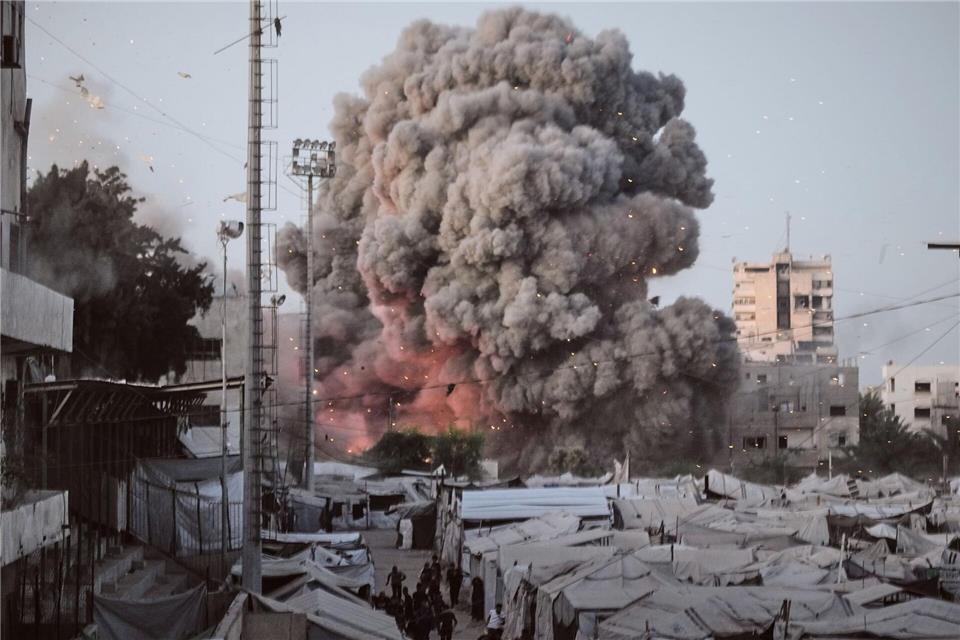 Nach einem israelischen Angriff in Gaza Stadt steigt Rauch auf.Jehad Alshrafi/AP/dpa